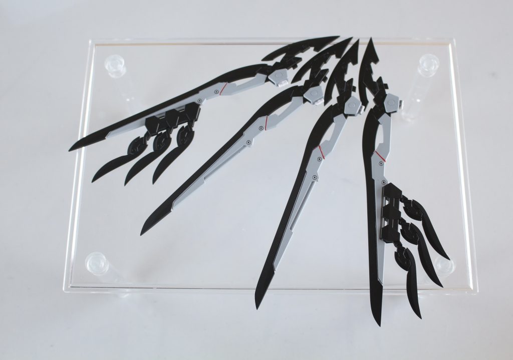 ▲追加の翼こちらもゼロ炎のカスタムキットをそのまま使っています。ただしこちらは先端をシャープにするべく120番〜600番までヤスリがけを行っています。また、当初の配色案は白色と黒色が逆でした。しかし本体の翼が黒色で、このパーツを付けた際に黒黒白と色被り単調に見えてしまうため、今回のような配色に変更しました。