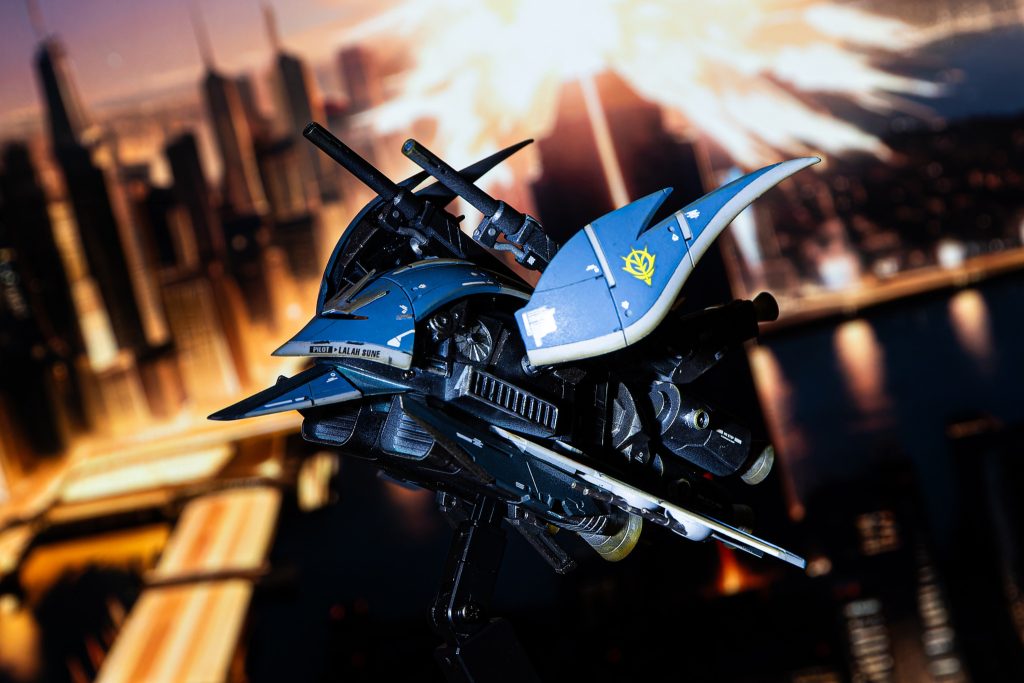 飛行イメージ。デジラマではなく背景にAIで生成した市街地をPCのディスプレイに映して撮影しました。