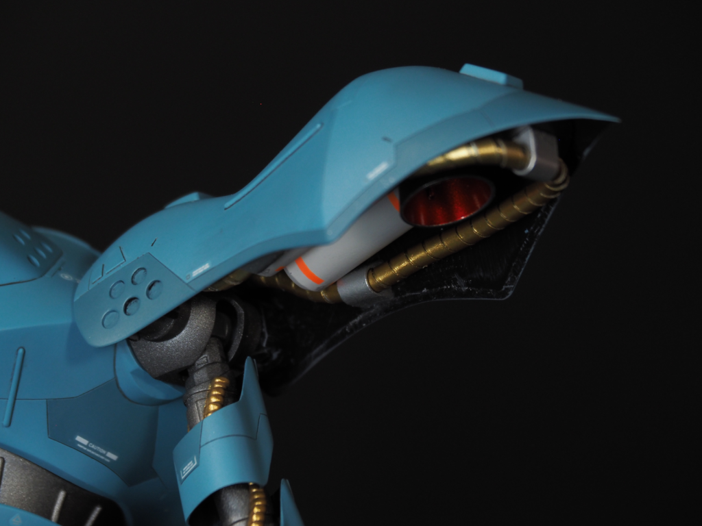 肩アーマー内のスカスカが嫌いなので、よくわからんタンクとスラスター、エネルギーチューブを増設。これも正面からだとよくわからない上に、潜航形態がとれなくなります。