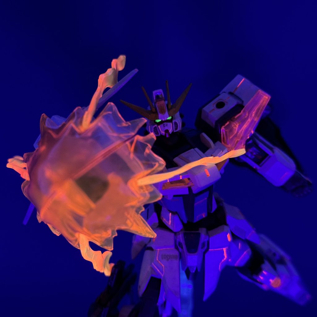 クリアのエフェクトパーツは、ビルドバーニングガンダムのもので、キックの方を使っています。ツインアイが、無塗装で光るのは驚きでした。