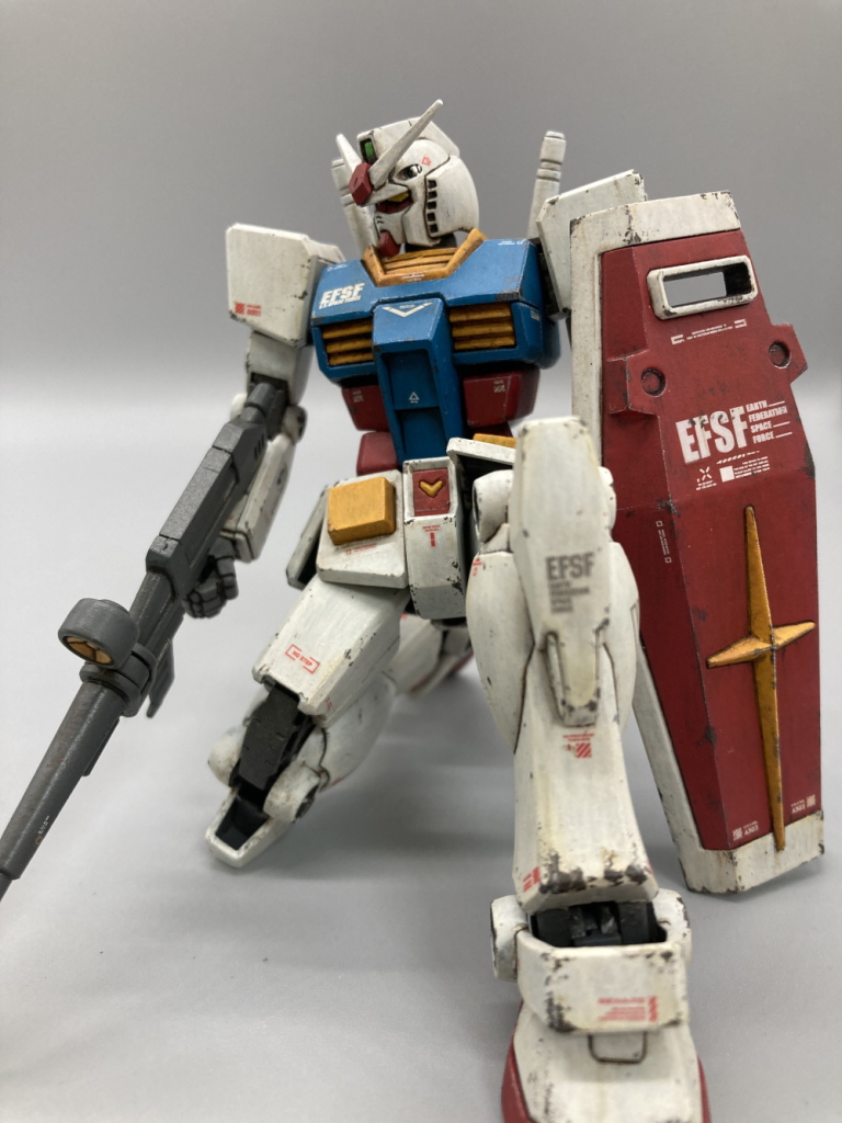 腹部がボールジョイントで稼働するため前かがみの姿勢が取りやすく、立ち膝も余裕できまります。エントリーグレード恐るべし。