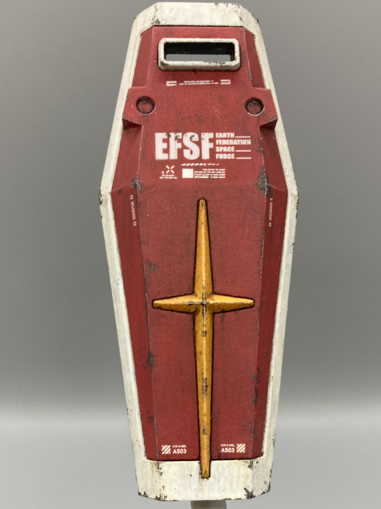 シールドは他パーツより気持ち多めに塗装ハゲを描き込み。リアルタッチマーカーによる雨だれ汚れも描き込んで雰囲気を出しました。