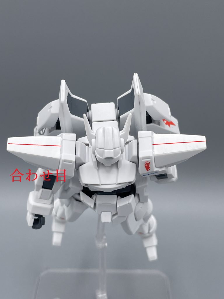 本体は真っ白で色分けは超優秀なキットです。 部分塗装というのは、主に合わせ目を消した部分だけです。画像の赤線部分が合わせ目になるので、合わせ目を消して、その面だけをホワイトで塗装し、はみ出した部分をデザインナイフで削りました。 成形色の部分と塗装部分で色味が変わってしまうわけですが、艶消しスプレーを吹いてしまえば、あまり目立ちません。というか、私は気にしませんww^^; お手軽製作の際にオススメの塗装方法です(笑)