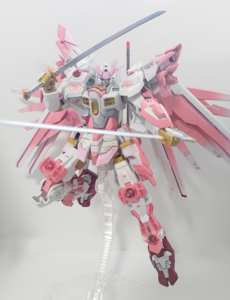 【武装紹介】試製活人剣「大和(ヤマト)」「明日葉(アスハ)」 双子剣として製造されたガーベラ・ストレートの発展武器。ナノラミネートコーティングの処置がされており、劇中でフリーダムが行っていたビームをビームサーベルで切り裂いた芸当を再現出来る。