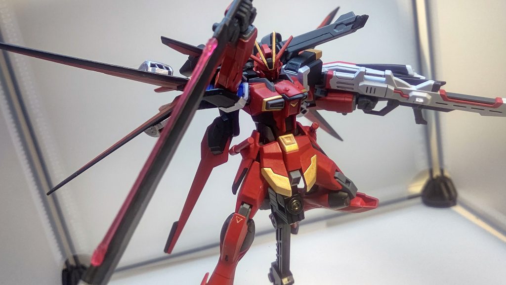 機体本体は前作マグナムインパルスと同じ仕様ですがカラーリングを大幅に変更、コンパス赤服をモチーフにしています。バックパックのブーストシルエットはフォースシルエットをベースにオオトリストライカー風に改造しました。