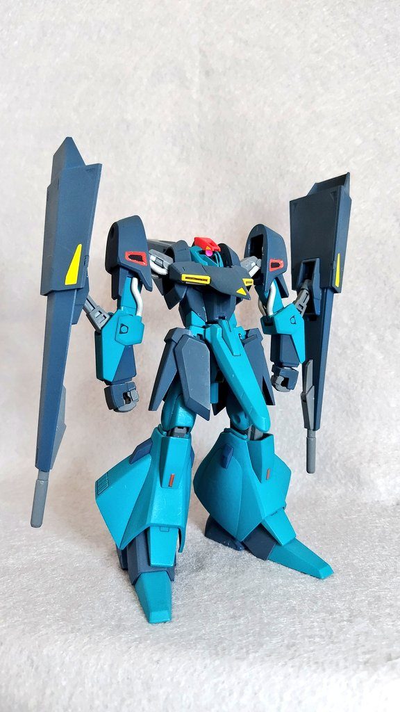 足が大きいので立ちも非常に安定。脚は合わせ目処理のおかげで一体化しました。