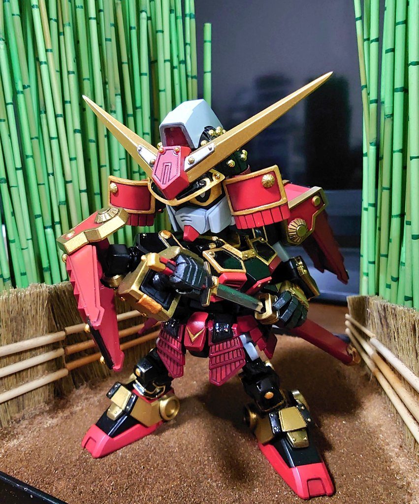 バレないと思いますがF9ノ1改の胴体と足を使用(ミキシング?)しています。また腕を刀が引き出せるように延長、首に角度をつけたく延長しています。