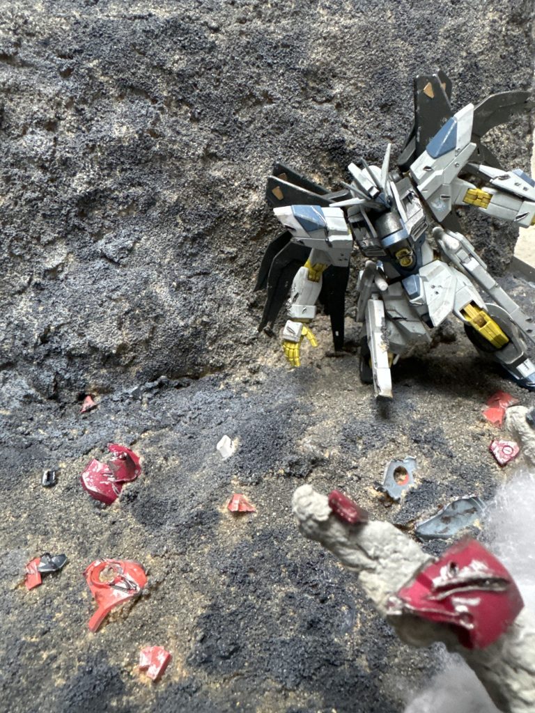 ストライクフリーダム弐式もブラックナイツと戦った跡を残してます。無残にも周辺に散らばったズゴックのパーツが…