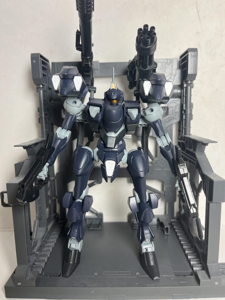 ハイ。ここからは制作工程です。まず、ACとガンダムの違いってなんだろう?そんな私が思いついたのは“横に広いボリュームのあるスタイル”それと、“武器の二丁持ちと両肩武器”だと私は思いました。