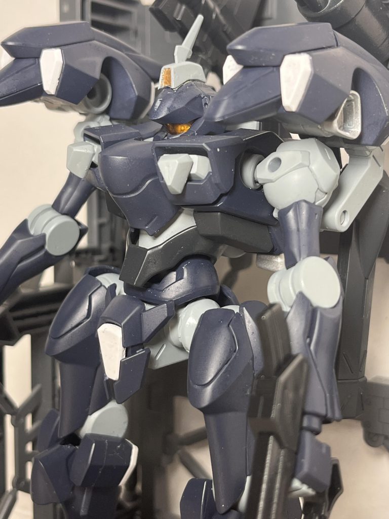 “横に広いボリュームのあるスタイル”は、ファラクトの股間パーツに、ザウォートの股間のダボ穴を接続したり、ファラクトのブラストブースターを、胴体からアームを伸ばして接続して実現しました。