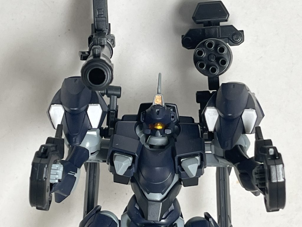 “武器の二丁持ちと両肩武器”は、元々のザウォートのビームガンを両手に持たせ、改造したユニコーンのバズーカとジャンクパーツで作ったガトリング砲をアームを介して接続して実現しました。