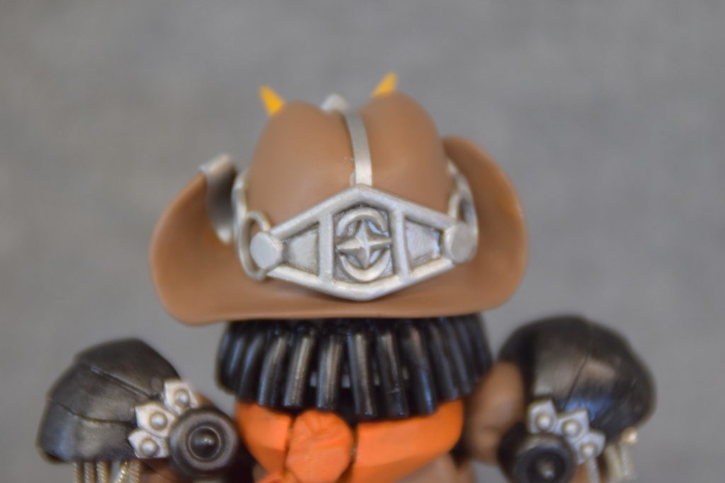 どの資料を見ても帽子の裏側の情報がなかったのでオリジナルで装飾。歴史には諸説あるようですが、勇者インディアは古の昔ガンレックスの初代操手だったという説からガンレックスの額に装着される鳴動の盾風のデザイン。