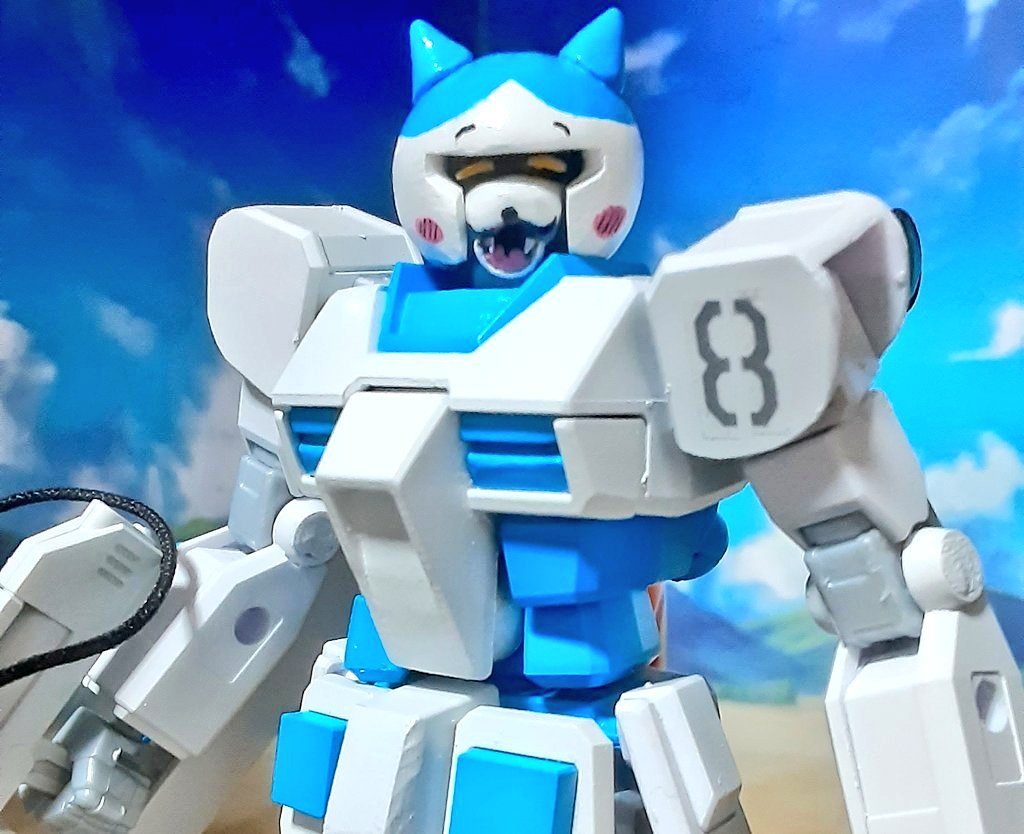 顔のパーツを入れ替えると笑い顔にできます。肩のマークは8の数字が割れているので「ハチワレ」と読めるようにしていますw