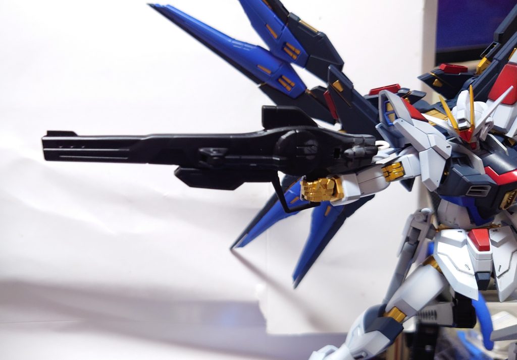 サイズ感見ながらレールガンのほうの長さ詰め……これ以上は中々難しいので3Dプリンターで作り直してる方もおられますがそれが正しい気がしますね……