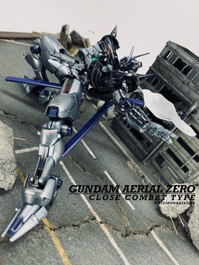 追加工作として、躍動感を出す為にマフラーをプラ板で制作し動きを付けました。