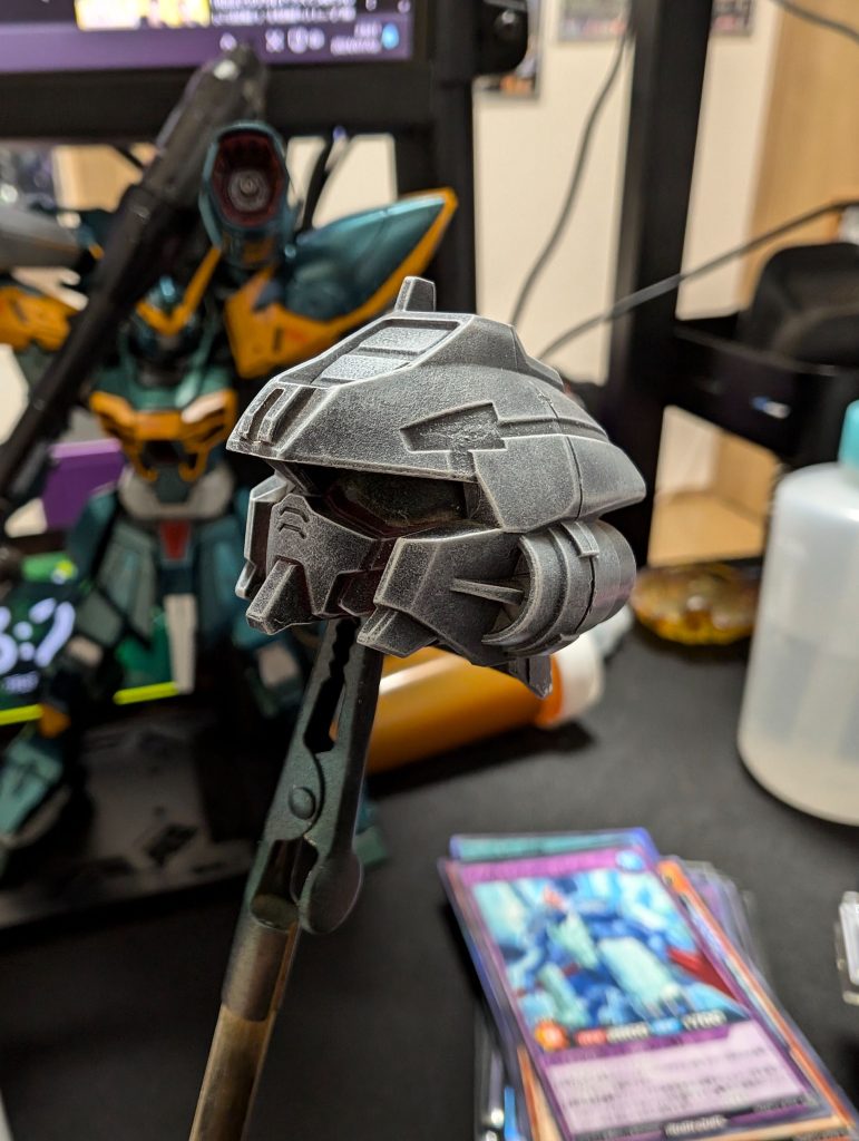 まずラッカーの黒サフを全体に吹いた後にファレホのデッドホワイトで全部白ドライブラシ。表面が梨地になるので、後述のアクリル絵の具の食いつきを高めます。