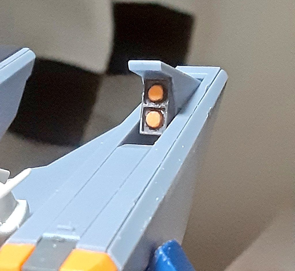 肩のミサイルは単色成型だったため、ドリルで穴を空け、デュエルブリッツのオレンジランナーを削りだして埋め込んでます。