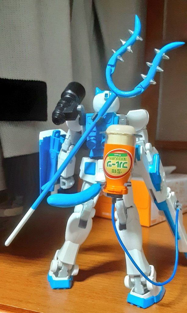 水鉄砲はフルーツ牛乳を飛ばせるようにフルーツ牛乳タンクを背負ってます。