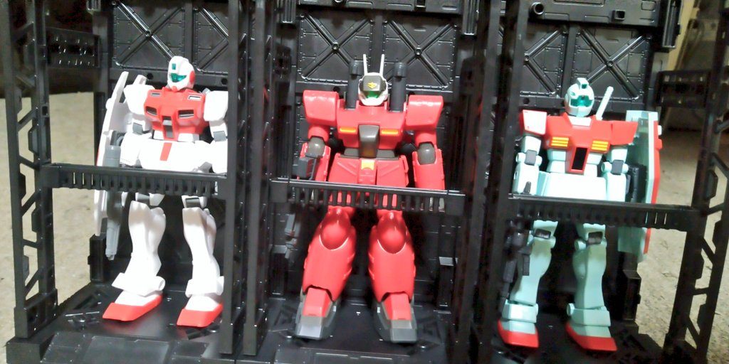 時期的には0079の後期か0080でしょうがテスト部隊的な設定で乗りきろうかと(笑)