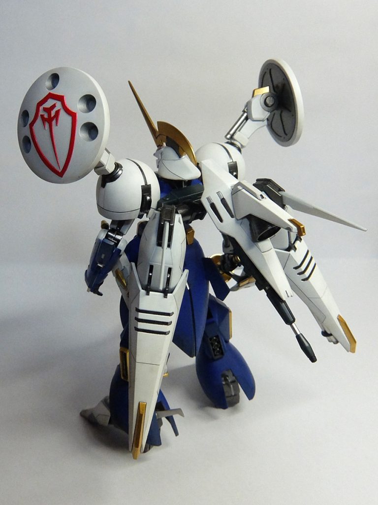 単品(後)。肩の後についている長細いシールドは肩アーマーに固定されていて、腕を上げるとシールドも付いてきてしまいます。ナポレオンの絵ポーズでサーベルを上にかかげたらその下にシールドも、っておかしいんで、何かのバックパックつけて、そちらに羽みたいに移設しました。ついでに、中央にも羽追加。他、こちゃこちゃ付けてトゲトゲに。