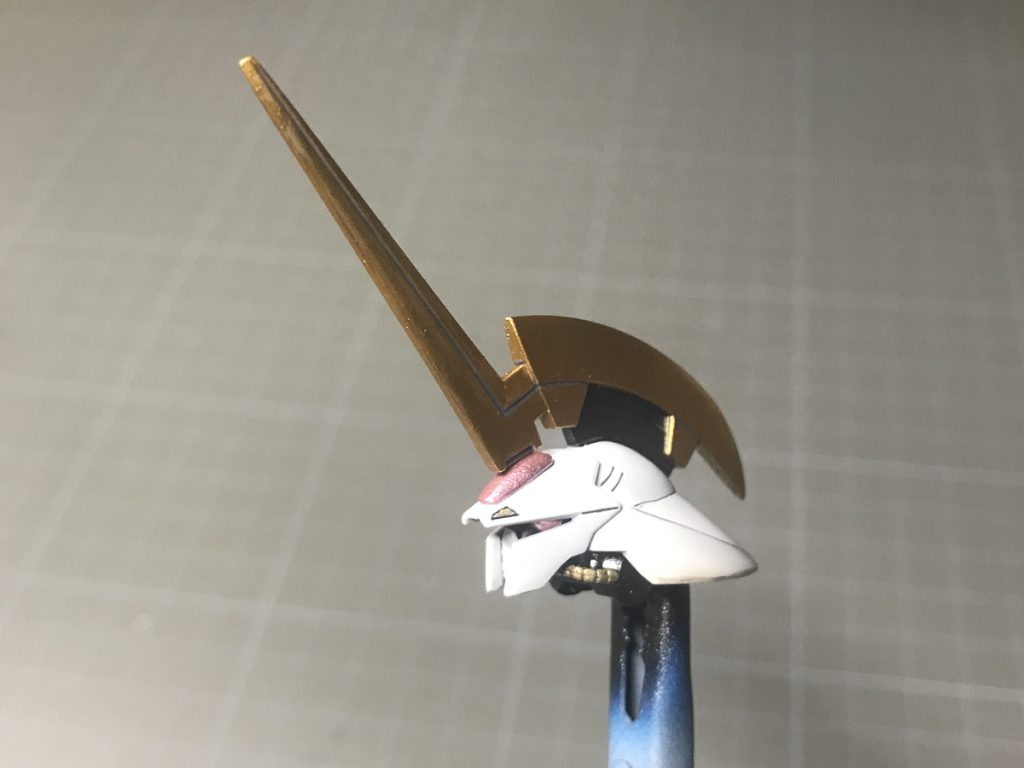 トサカは逆さでええかと思ったんですが、逆さだとツノの角度が立ちすぎるんで、切って前に移設しました。前にボリュームがいくと後が寂しいんで、プラ板で延長しました。モノアイじゃないかな・・・と思ってしまったんで、目の部分を削ってツインアイに。ならば、と顎の繋がってる所も切ってプラ板マスクをつけました。モノアイが上に行くとこの額の穴が意味なくなるんで、エポパテでファティマルームに。ん。OK.。ちょっとLEDミラージュっぽい。 ところで、SEED FREEDOMのズゴックジャスティスがブラックナイトスコードを頭のサーベルでやっつけるのって、FSS1巻のLEDミラージュとバッシュザブラックナイトのオマージュやよね。ブラックナイトスコードってデザインも黒騎士バッシュそのまんまやし。FSSの世界改変後はそのへんユルユルで、モーターヘッドデザイン好きとしましては、非常にありがたいです!
