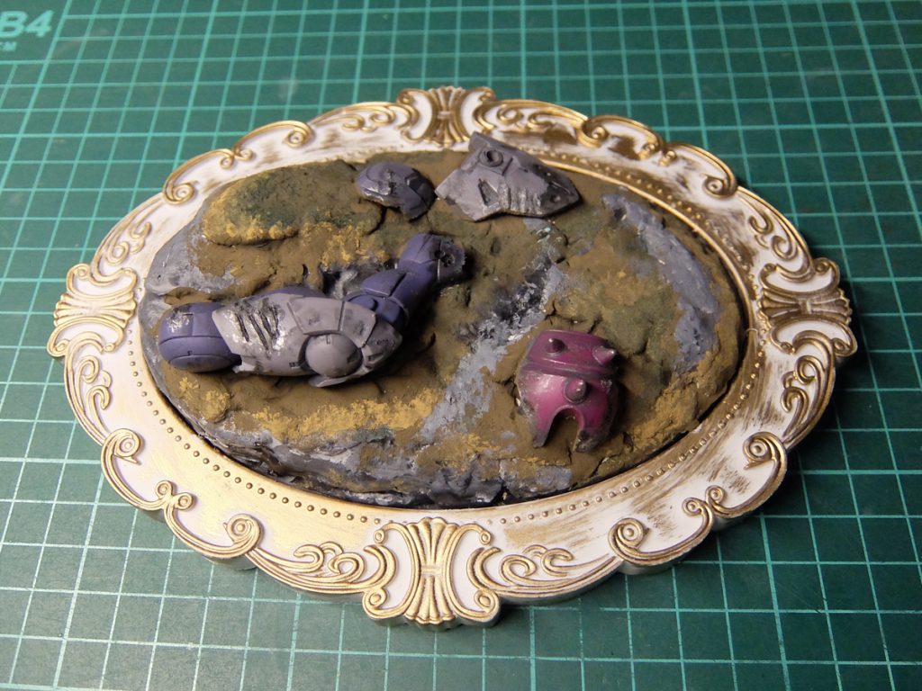 セリアのフォトフレーム+ダイソーの石粉ねんど+ジャンクパーツ。ダイソーのアクリル絵の具でペタペタ。100均便利。
