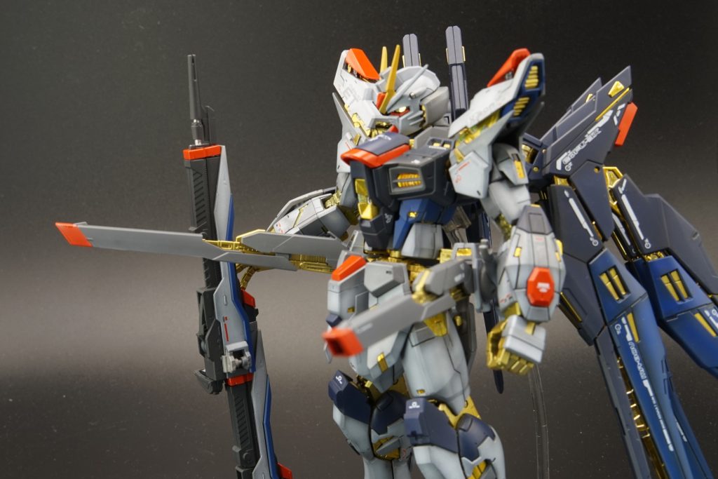 チョイとだけマッチョ感があるのが、このストフリのカッコいいところだと思います。過去に旧MGを制作したときは、すごく華奢だったので逆にそれを誇張するように装甲を削り倒しましたが…