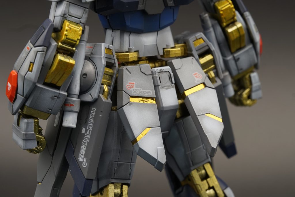 腰のリヤアーマーもぬかりなく。白と金のコントラストがカッコいい部分です。