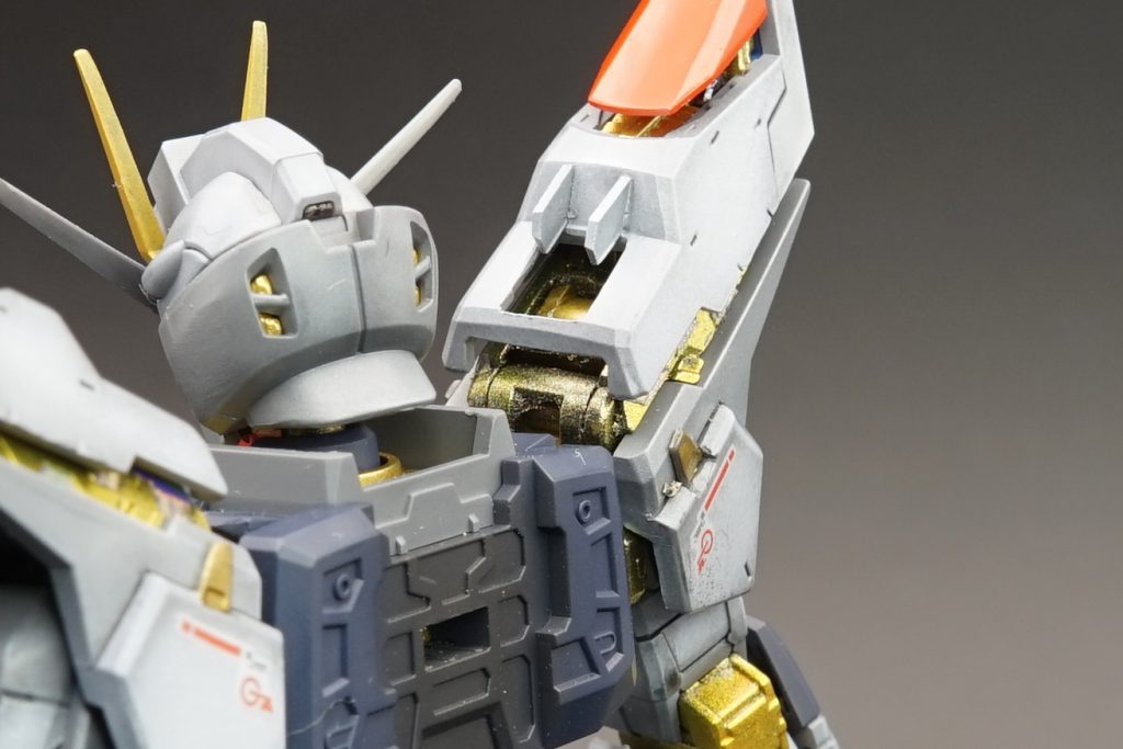 肩は一部開口し、内部構造が見えるように。そのままだと寂しいので、0.5mmプラ板でフィンを立てました。前後の開きそうな(MGだと開く…)部分にヒンジ的なディテールアップをしています。