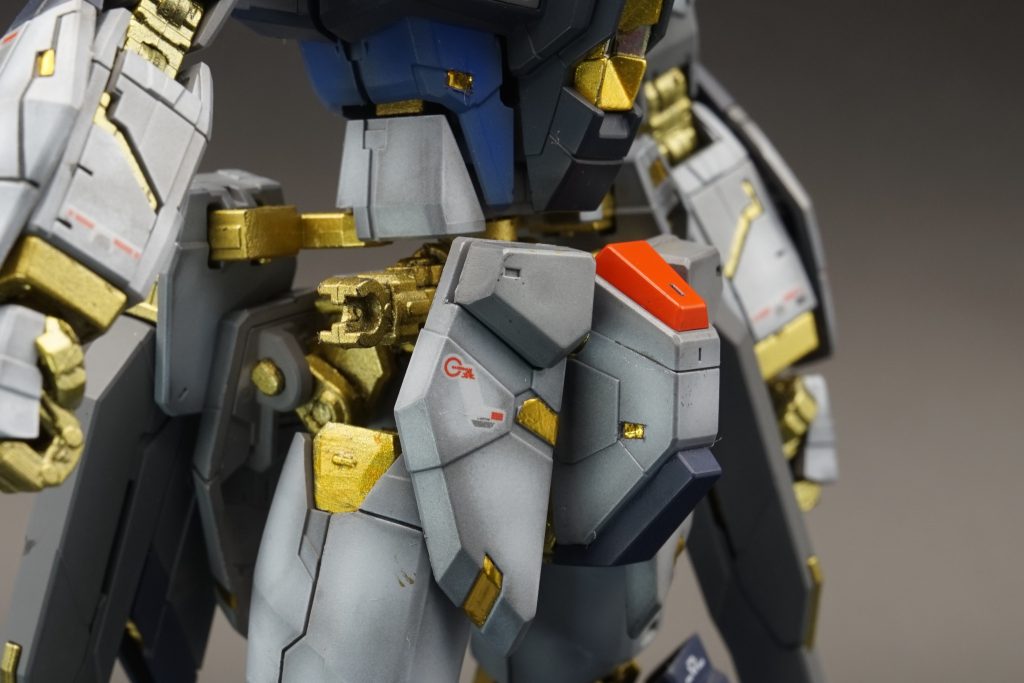 腰回り、レール砲が後方に折りたたまれるという複雑な構造です。でも、このギミックがあるから横幅が広くないんだよね…なんでマイストは幅広にしちゃったかな。各部にゴールドミラーフィニッシュでディテールアップしています。