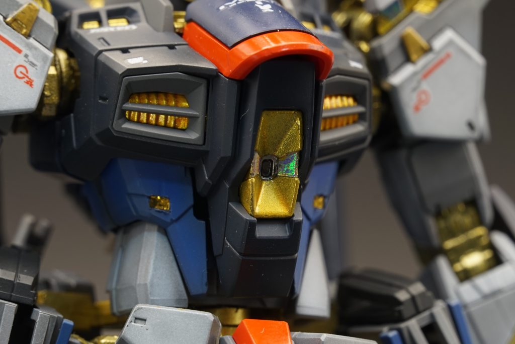 お腹のカリドゥス複層ビーム砲は少しだけエッジを立てています。こちらも単色ではなくホログラムフィニッシュ貼りこみ。また、腰辺りで少し延長するためのスペーサーを入れています。胸の紺色は下地色を濃淡で分けた後にティターンズブルー2で塗り分け。