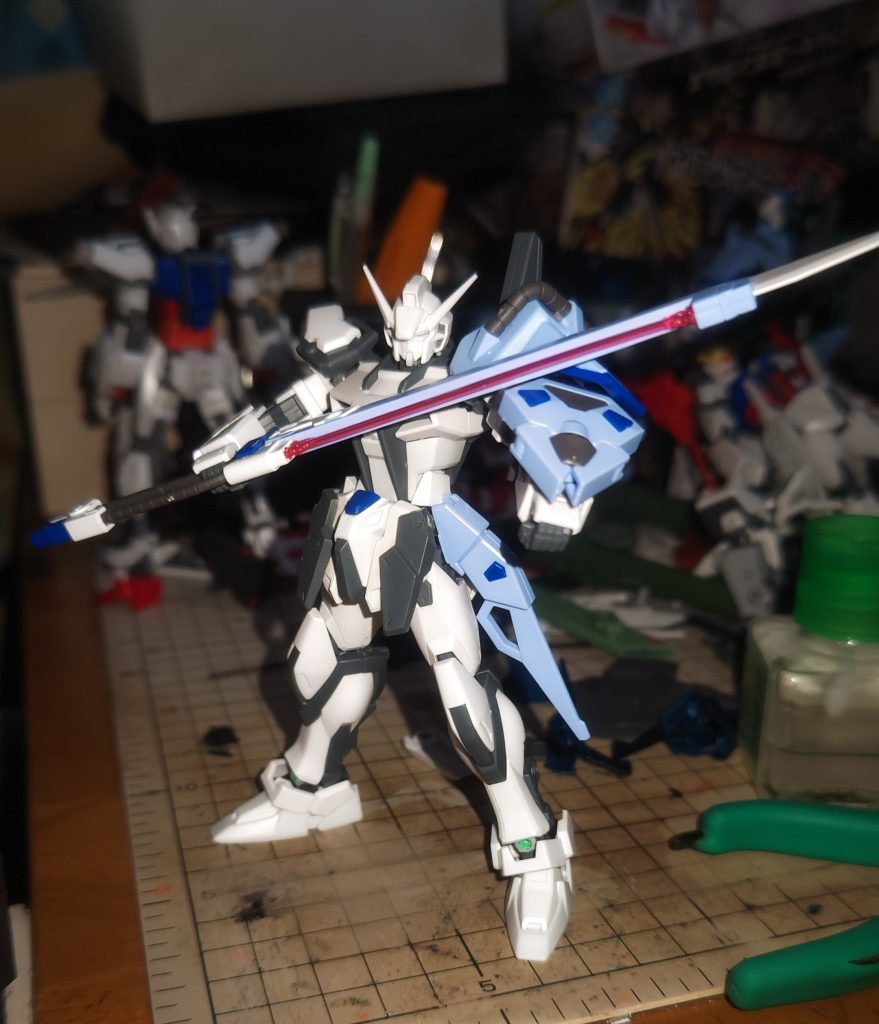 先ずはソードストライカーを肩のブーメラン接続部の裏にEGストライクの腰パーツを切り刻んで接着し、腰に接続できる様にしてます。