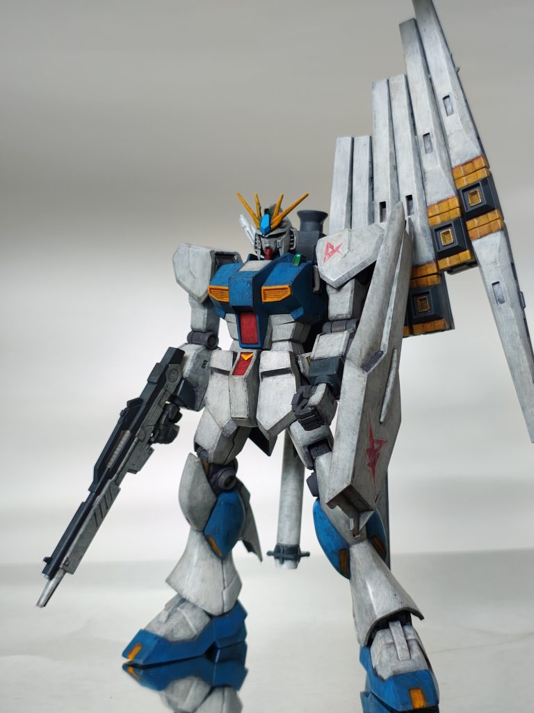 シールド逆持ち。フィンファンネル装備して逆持ちするとだいぶ手を前に出さないとシールドとファンネルが干渉してしまいます。