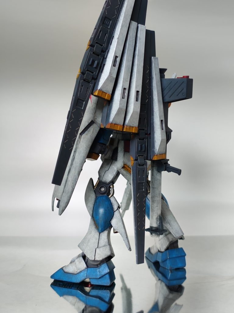 一応後ろから。はい、特に何もアピールすることはないので色レシピを。ほぼ連邦基本セットというか、白: ガルグレー > グランプリホワイト青: ミディアムブルー > スカイブルー赤: モンザレッド > サーモンレッド黄: モンザレッド > オレンジイエローorハイネオレンジグレー系: ジャーマングレーグラウ > ジャーマングレー退色関節等: メカサフヘビィのままあとはエナメルで塗り分け少々サフのメカサフヘビィとトップコートはイージーペインターです。