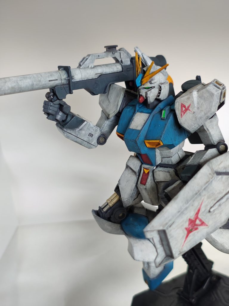 ファンネル無し、バズーカ持ち。ポージングのセンスはゼロです。額の青、色乗せすぎましたね、浮いてる、汚しでカバーすればよかった。あと、額の角(黄色パーツ)、エナメルで割れたのか、ポロっと青パーツの裏で割れてしまって瞬着リカバリ。