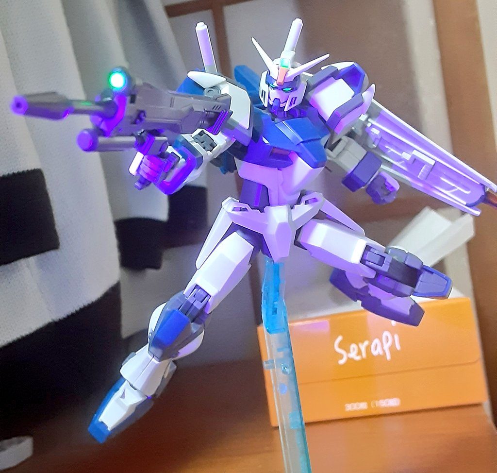 ライフルのレンズに蛍光パーツを埋め込んでブラックライトで光るようにしてます。アーマーを外した場合でもシールドを持てるようにこちらも自作パーツで接続できるようにしてます。