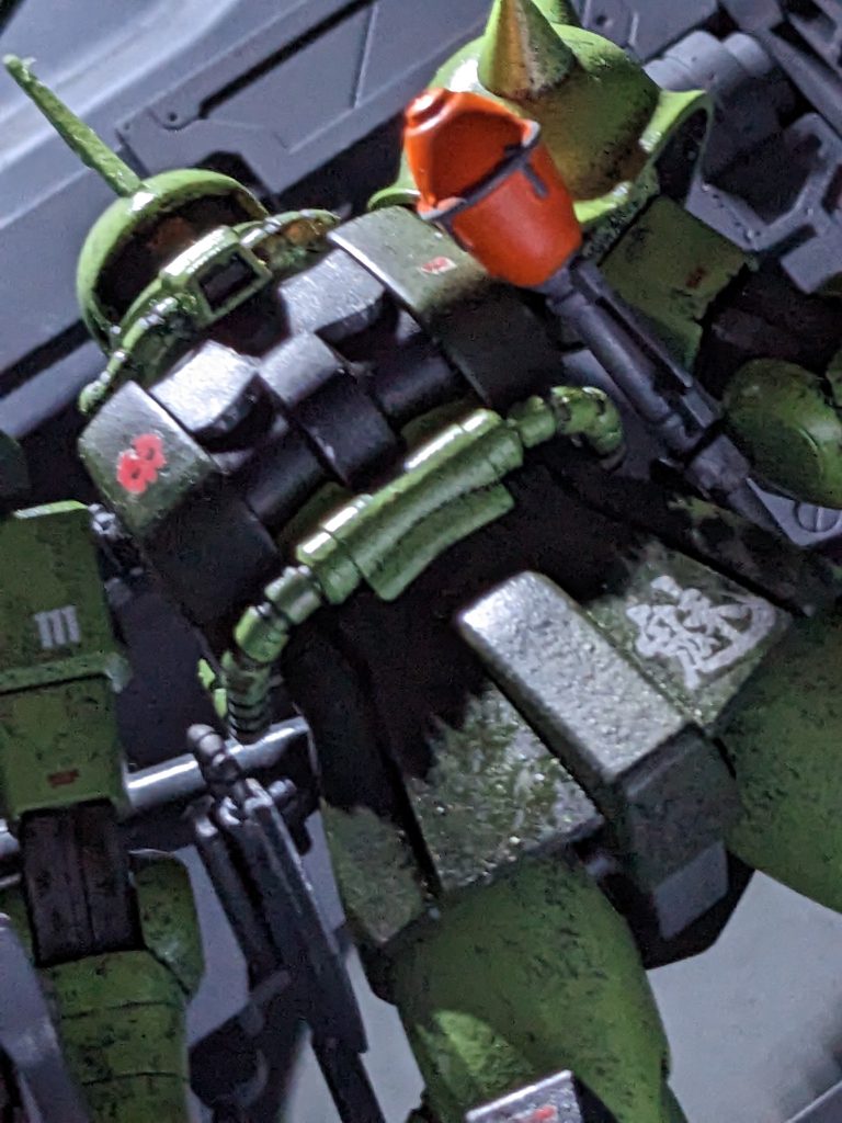 このキットはHGの中でも昔のバージョンなので腰部分が回転しません。胴体が一体化しているのを見るとそういえばそうだったなと最近のキットに慣れていた自分に気づけました。