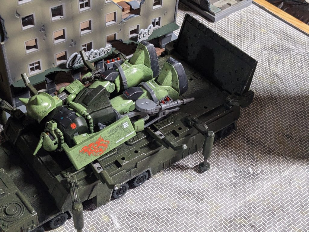 ガンダムよりミリタリー系なのでサイズさえ合えばあまり違和感なくコラボできます。