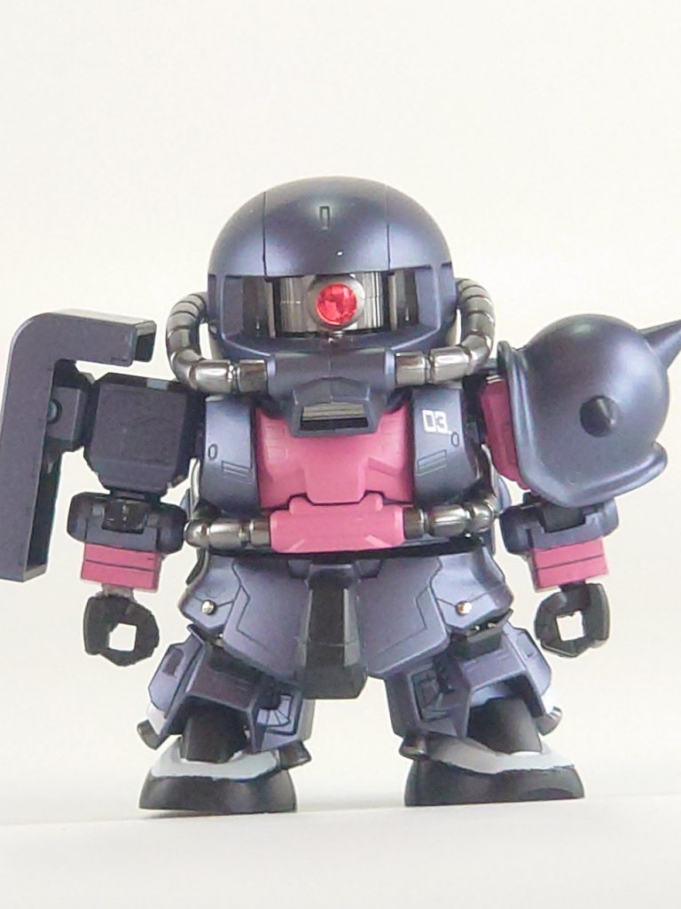 正面からです足はEXCEED MODEL SD-MS02から持ってきましたあのドスコイ体型なガチャポンのザクですね腕は三国創傑伝のものを使ってます前からは見えませんがバックパックもEXCEED MODEL SD-MS02のバックパックを元のザクのバックパックに被せるようにポン付けしています プロポーション改造はそれくらいですね