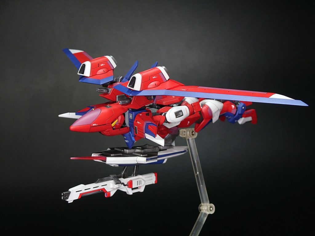 プロポーションをいじってますが単純な機構の変形なので問題なく飛行形態になれます。シールドの先端にビームエフェクト付いたままなのは気にしないでください。
