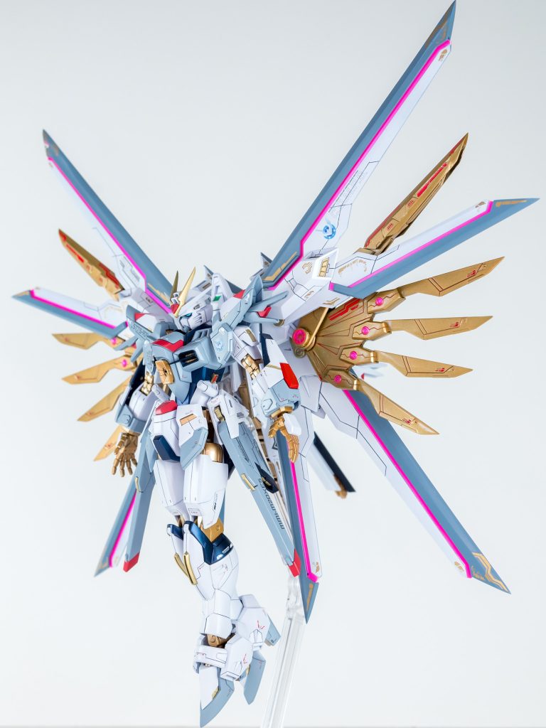 当初はHGライジングフリーダムにプラウドディフェンダーを装備して作ろうと思っていたのですが、マイティーストライクフリーダムのキットのプロポーションや可動がすごく良かったのでこちらをベースに作ることにしました。工作内容はライジングフリーダムから肩、脚部を移植して特徴的なシルエットを再現、頭部はマイフリのマスクのスリットを埋めています。パッと見はライフリに見えていたら嬉しいです。