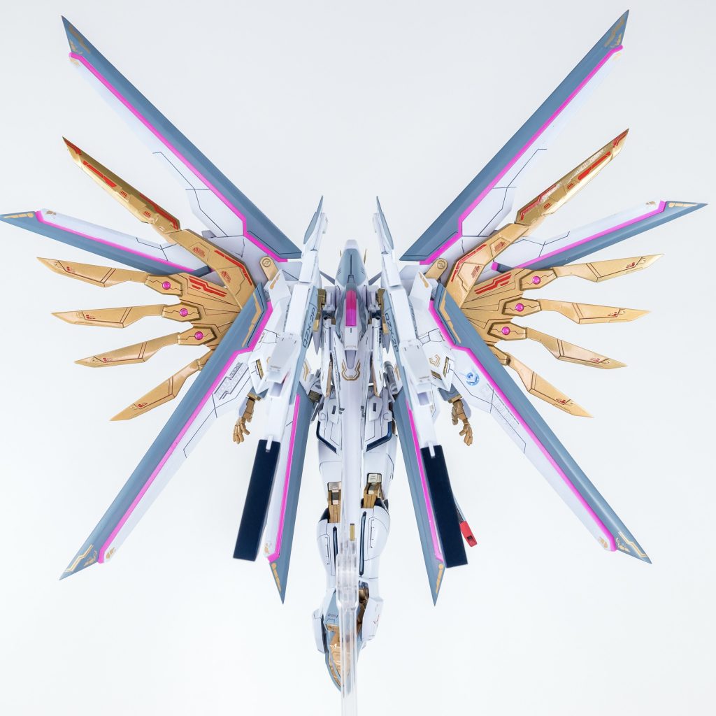 バックパックの小羽はRGデスティニーインパルスのものに置き換え。ウイング基部にはナノ粒子の貯蔵装置をイメージしたレンズパーツを配置しました。