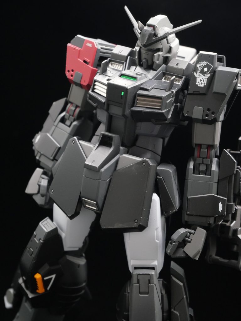 今回、モノトーン系の色を試してみたくてその中でもXのTLでよく見かけた、Mr.カラーのアルマイトブラックをメインに使いました。トプコ吹くと化けます地味な回収ポイントとして、片目のモノアイ化と腕の短縮を行いました。ゴティックメードっぽいおめめのガンダムが欲しかったので・・w