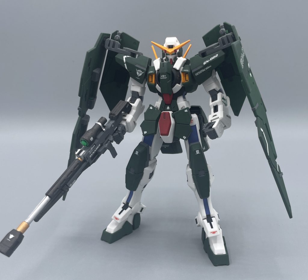 GNフルシールド装備 ガンダムデュナメスは、狙撃という1点集中を必要とする機体特性であるため、防御がおろそかになりがちです。そこで考案されたのが、“自動で動くシールドに、機体守らせたら良くね?”というトンデモアイデアでした。 パイロットのロックオンは射撃に集中し、シールドのコントロール・防御は、ガンダム作品おなじみの「ハロ」が担当します。 ロックオンは、ハロに絶大な信頼を寄せて「相棒」と呼び、ガンダムOOの名コンビとなりました。