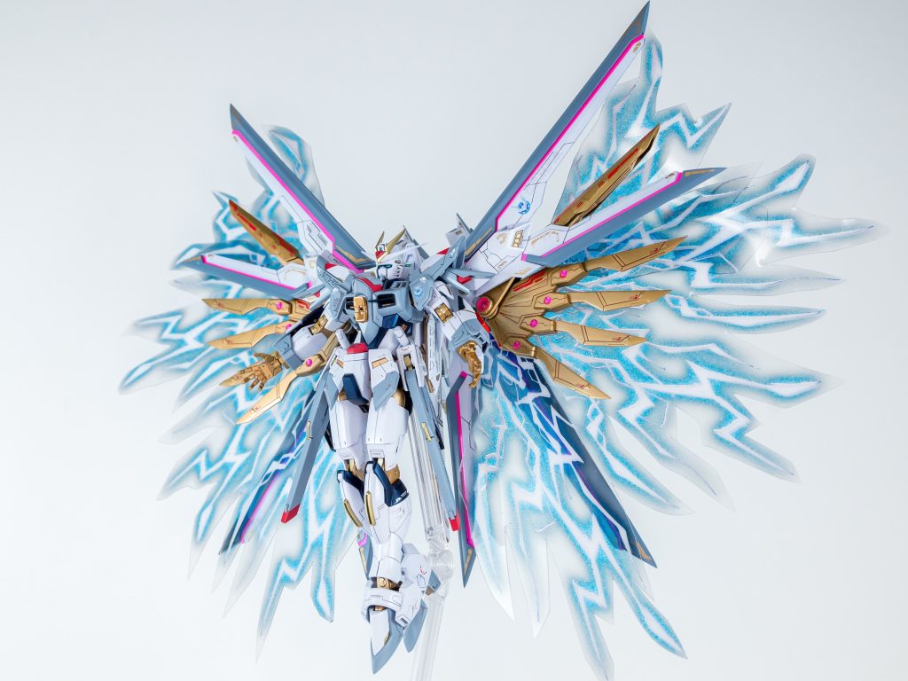 なんだあの兵器は!?電撃エフェクトはペイントソフトでデータを作成しUVプリンターで透明プラ板に印刷。雷の形に合わせて大まかにカットしました。