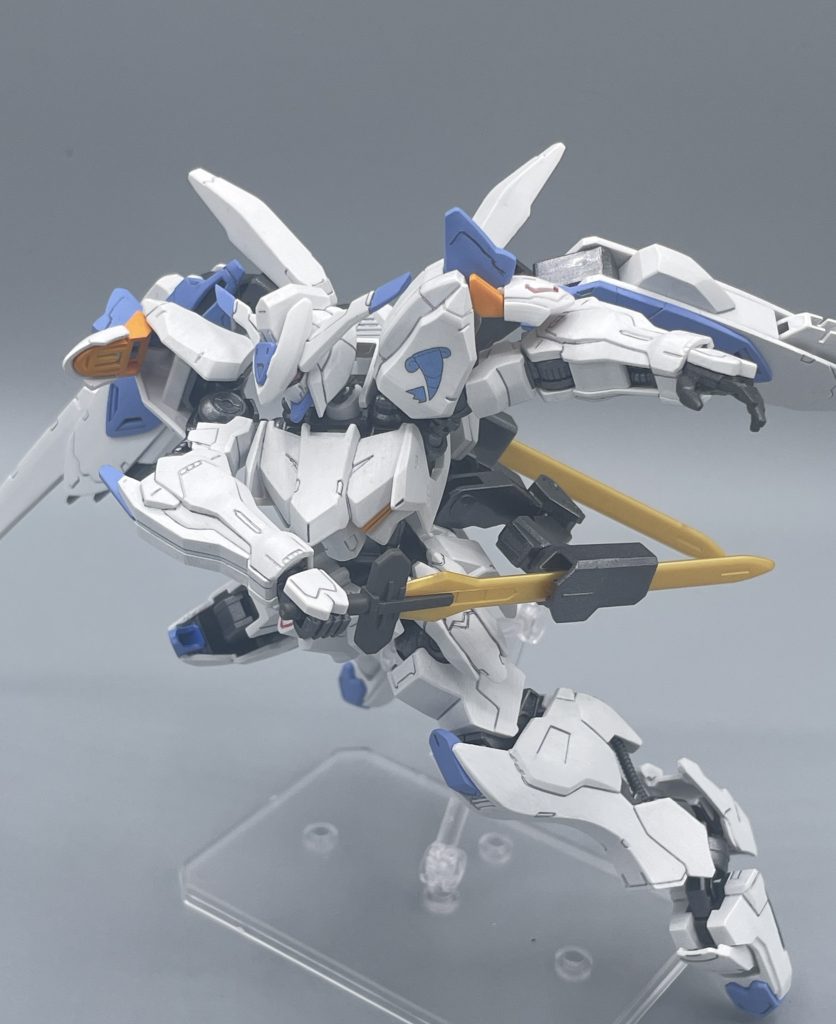 私は今…機嫌が悪くてな…！　このキットの出来は最高です。さすがアグニカポイントの化身！色分けも可動も大変よく、ポージングがゴリゴリ捗ります。バエルソードの抜刀も、ブレードホルダー（鞘）がアーム稼働するので、カッコよく決まります。　キットの弱点を上げるとすれば、両平手が付いてこないことくらいでしょうか。別になくてもカッコいいポーズはたくさん取れますが、バエルの目覚めをギャラルホルンの皆さんにお伝えするポーズは、やはり両平手がないと決まりません。　なお、両平手は「MSオプションセット７」に、ヴィダール用として付属します。鉄血のMSは、手甲パーツの嵌合部が同一のものが多いので、バエルにも当然流用可能です。