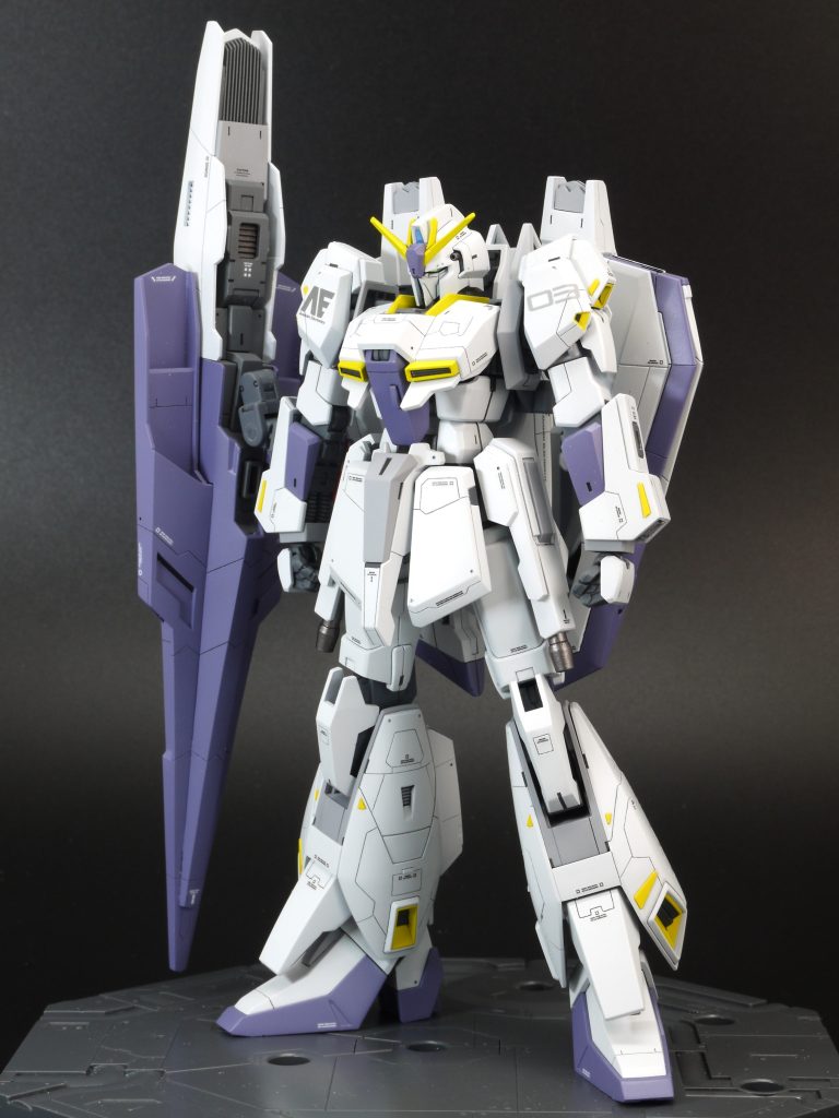 いつも通りフレームは部分塗装、外装は全塗装し、水転写式デカールを貼り付け後にツヤ消しトップコートで仕上げました。ヒジとヒザ関節は、剥がれ防止のためにトップコートをしないで、メラミンスポンジでツヤだけ消してあります。