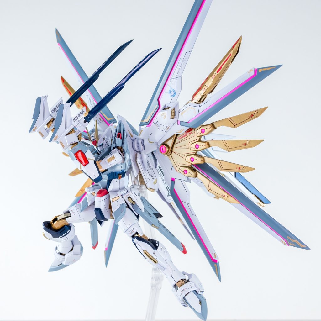 オリジナル武装のライトニングレイザー操電ブレードブレード刀身はHGガンダムルブリスアノクタから流用。真鍮線を芯に瞬間接着剤を盛り付けて削り込んでシャープ化しました。