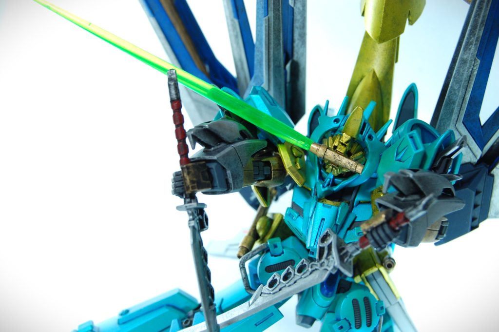  頭部はけっこうアレンジを入れています。主役機らしくシュッとした顔と元ネタの着ぶくれたやぼったい顔を両立するため、シュバルゼッテのアンテナを付けて、外側と中側で顔の輪郭が二つあるような形状にしてみました。ひさし部分はジンの口パーツ、背中にはラゴウの頭を付けてSEEDの敵機の意匠も混ぜています。