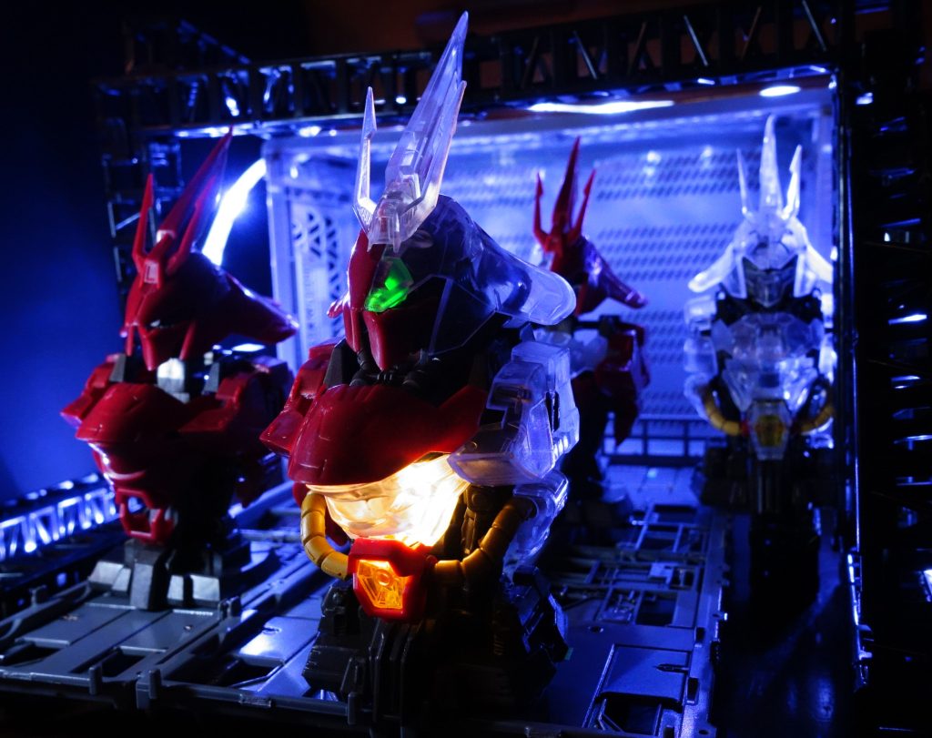 予想外のアムロの反応に慌てたシャアは、ネオジオンパイロット全員にサザビーを支給するという禁じ手に出た。